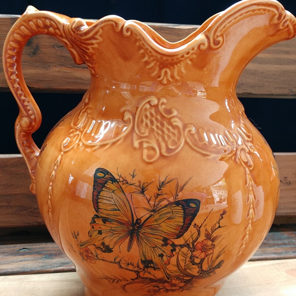 Vtg arnels ceramic 🦋 pitcher (decor)